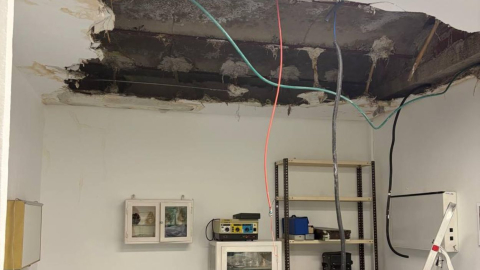 Cubierta desprendida de una sala del Centro de Salud de San Diego.
