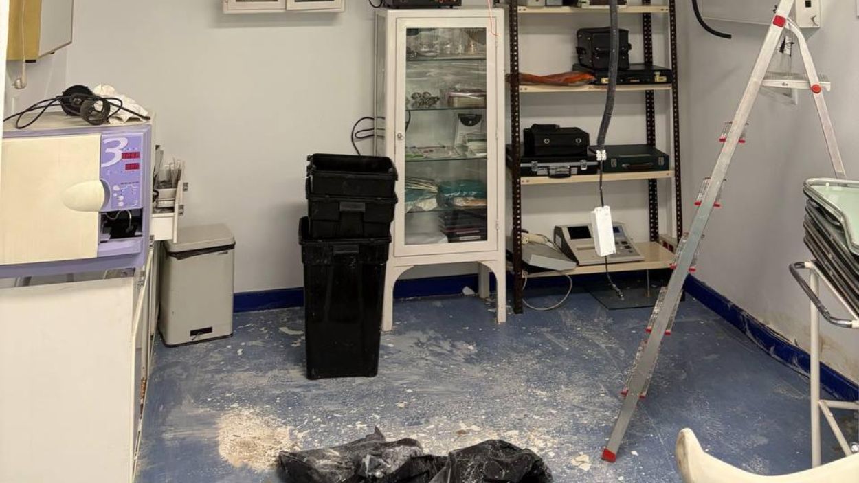 Desperfectos provocados por el desprendimiento del techo en el Centro de Salud de San Diego.