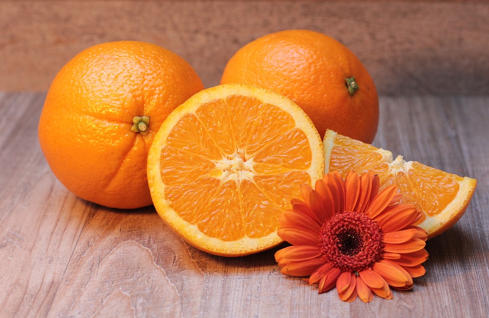 Hallan la razón científica por la que siempre te manchas al pelar una naranja