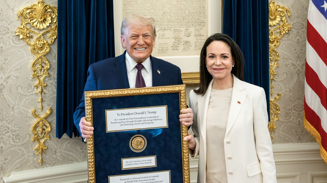 El presidente de Estados Unidos, Donald Trump, junto a la opositora venezolana María Corina Machado en su reunión en la Casa Blanca. EP.