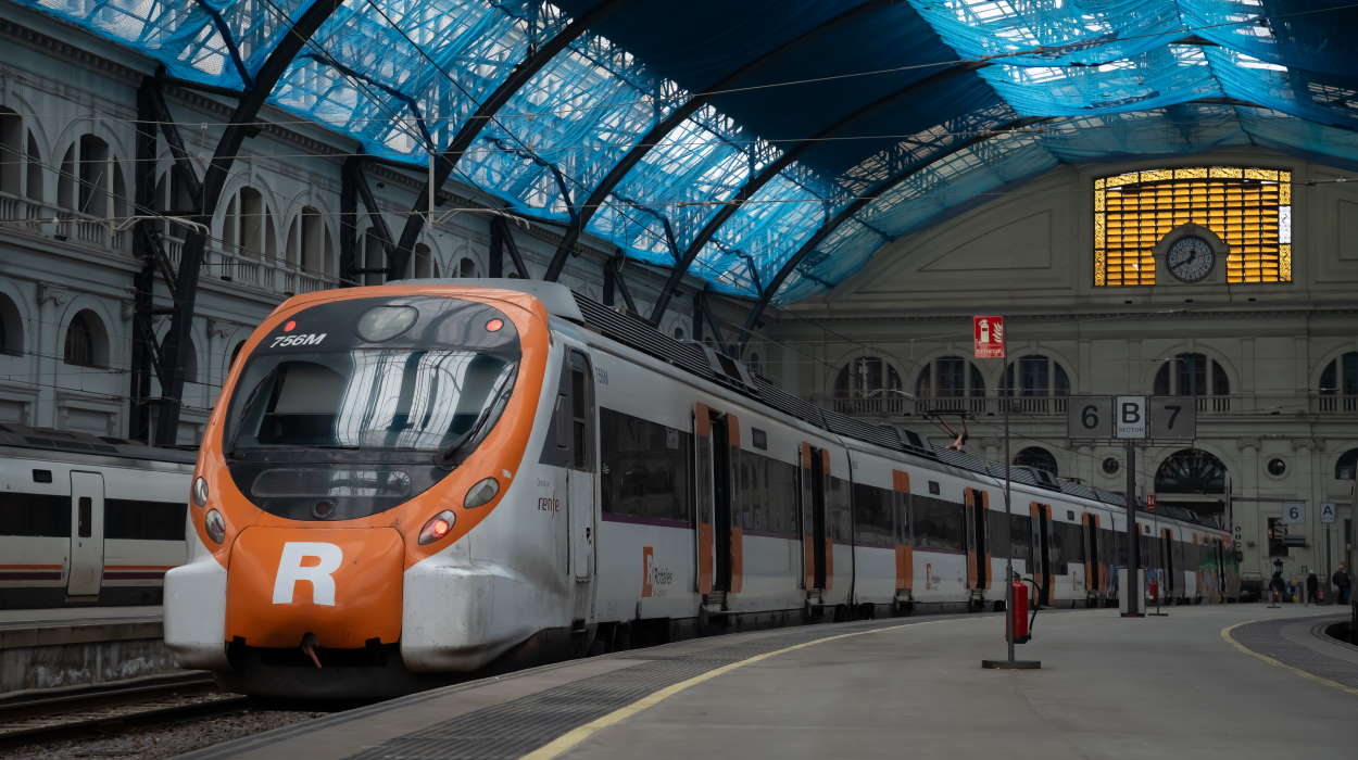 Cataluña corta el servicio de Rodalies para analizar el estado de la red tras el accidente mortal de Gelida. EP.