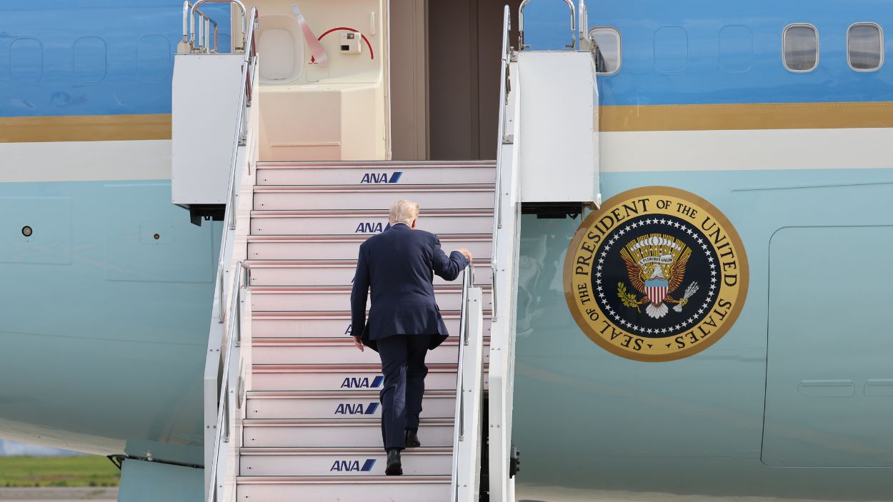 Donald Trump subiendo al Air Force One. EP
