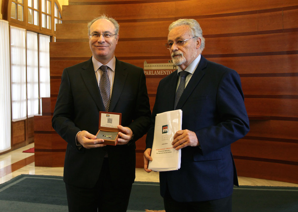 El Defensor del Menor (der.) entregando ayer al presidente del Parlamento su informe sobre acoso escolar.