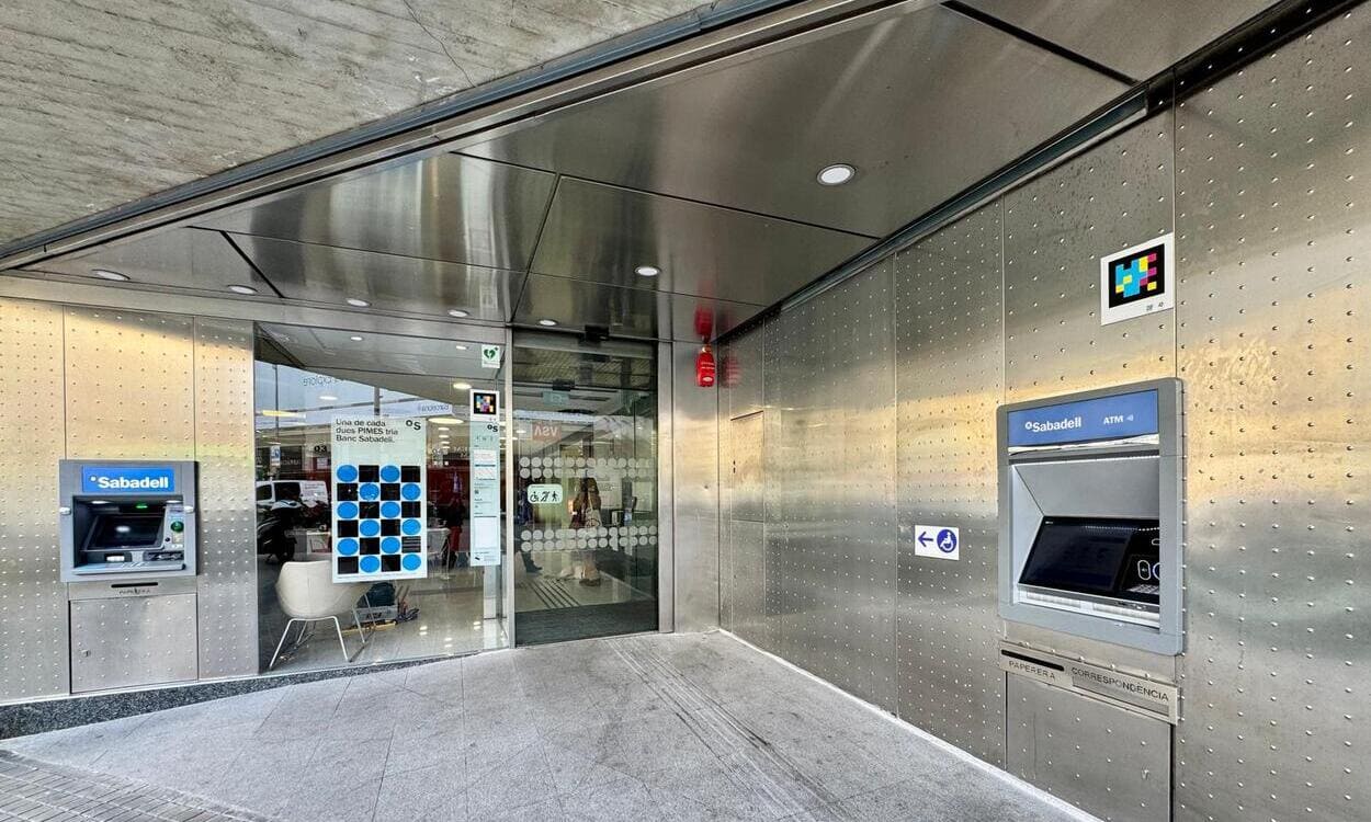 Oficina 200 de Banco Sabadell en Rambla Catalunya, equipada con tecnología NaviLens para mejorar la accesibilidad. BANCO SABADELL