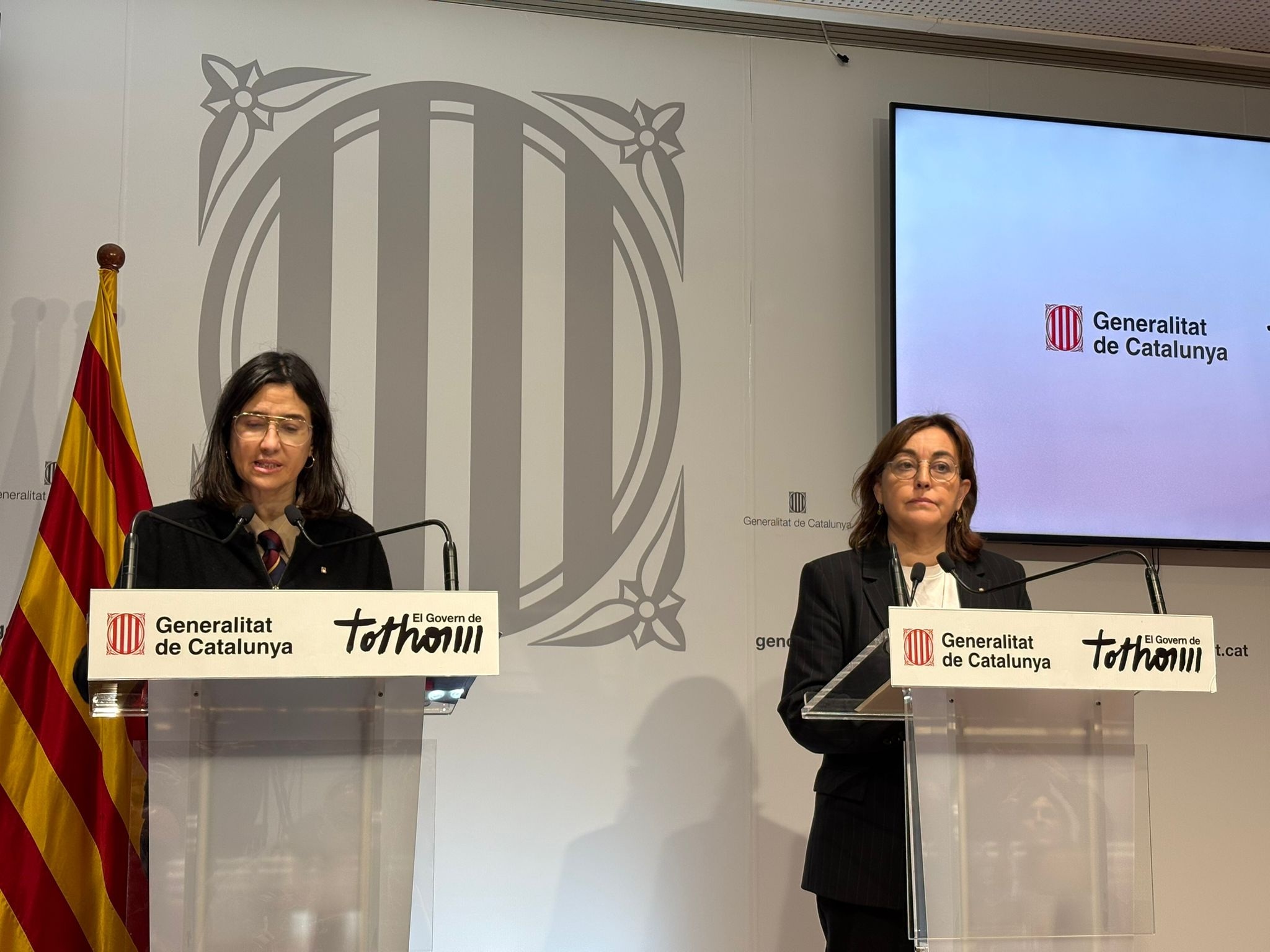 La consellera de Interior y Seguridad Pública, Núria Parlon, y la consellera de Territorio, Vivienda y Transición Ecológica, Sílvia Paneque, en una rueda de prensa por el descarrilamiento de un tren de la R4 en Gelida (Barcelona). EP