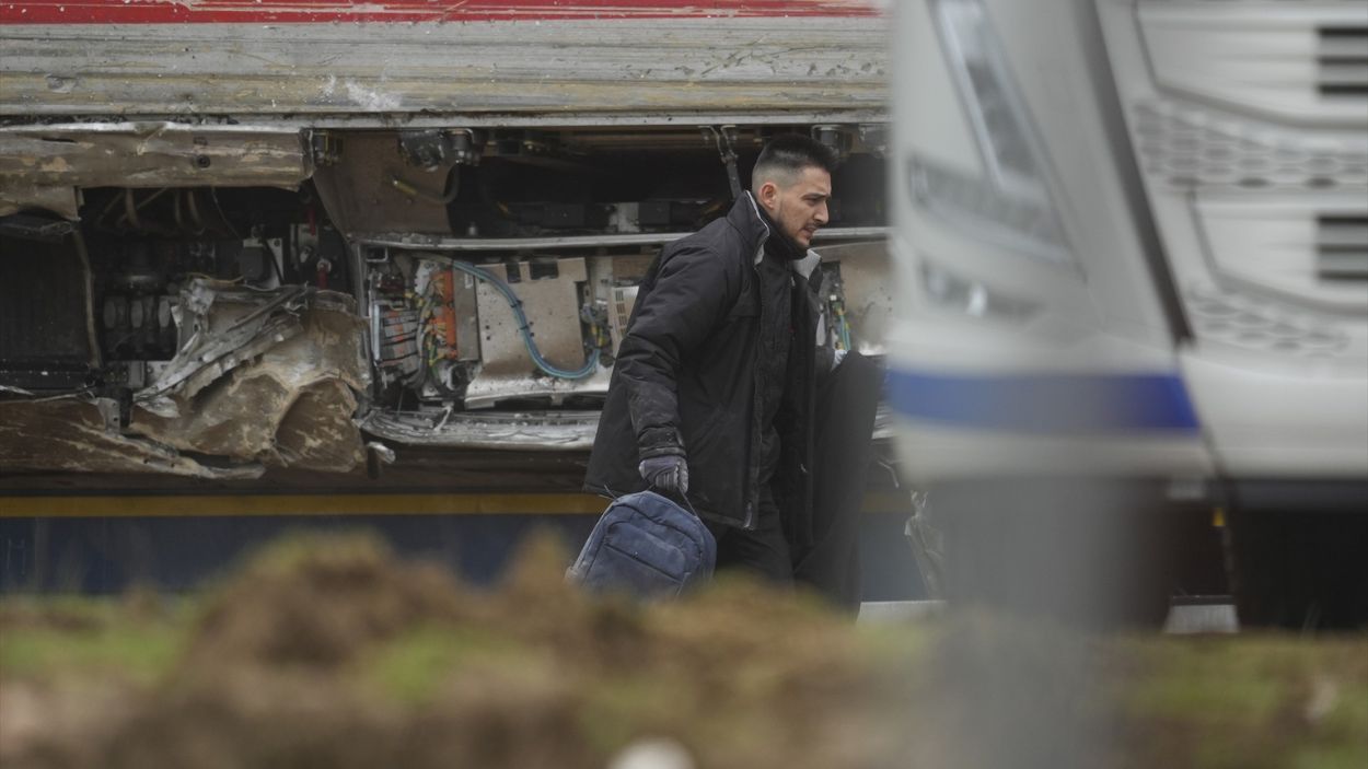 Imagen de los trabajos de rescate  de los convoyes de trenes accidentados en la zona del suceso en Adamuz (Córdoba) / EP
