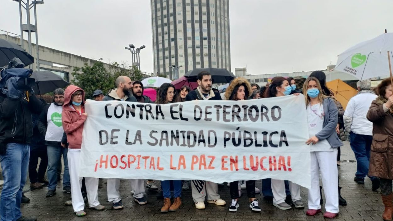 Concentración de sanitarios en el Hospital madrileño de La Paz. EP.