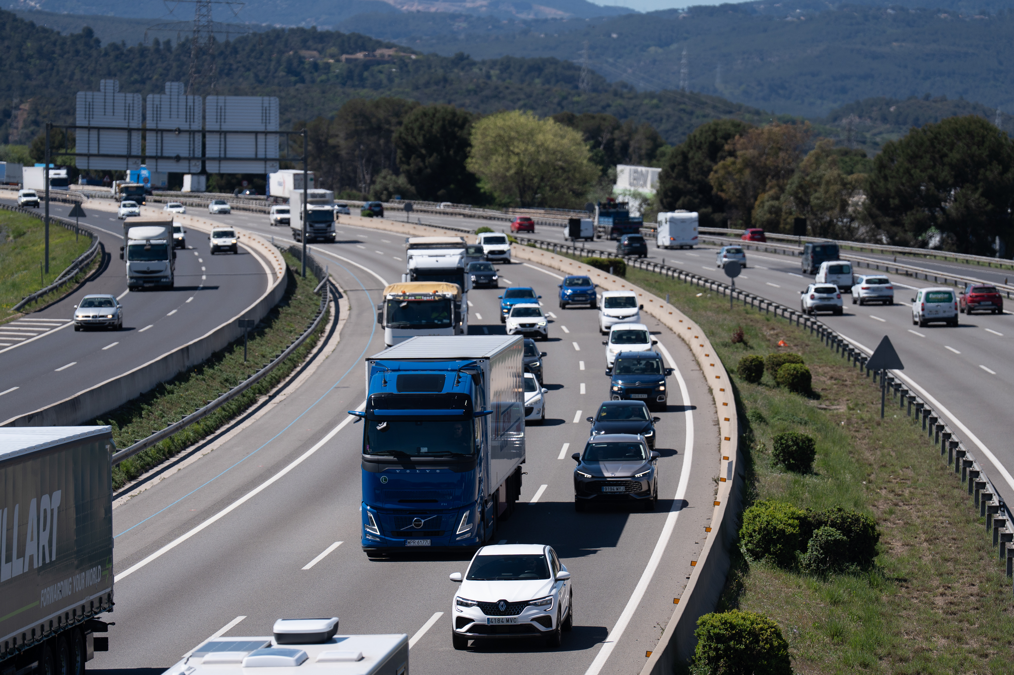 Tráfico en la AP-7, a 17 de abril de 2025, en Sant Cugat del Vallès. David Zorrakino / EP
