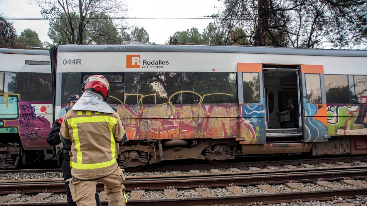 Un bombero trabaja en la zona de la vía dónde tuvo lugar el accidente en Gelida (Barcelona). EP.