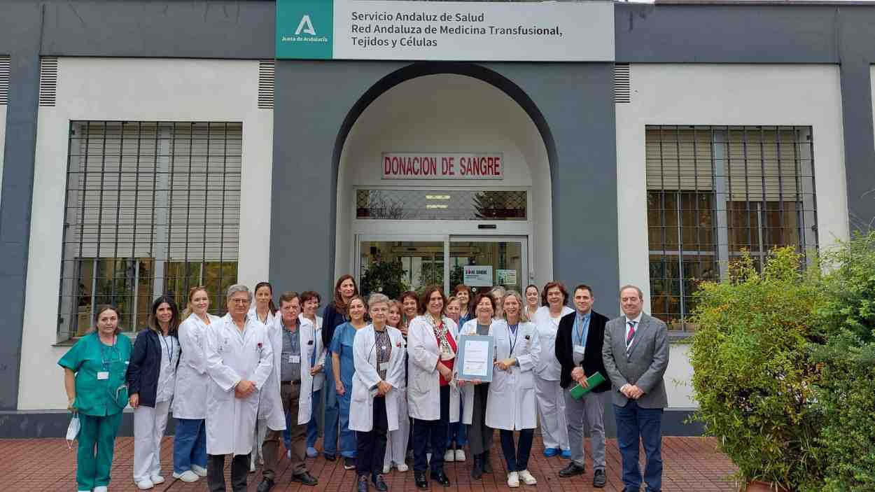Trabajadores del centro de transfusión de Córdoba recibiendo el certificado de calidad. EP