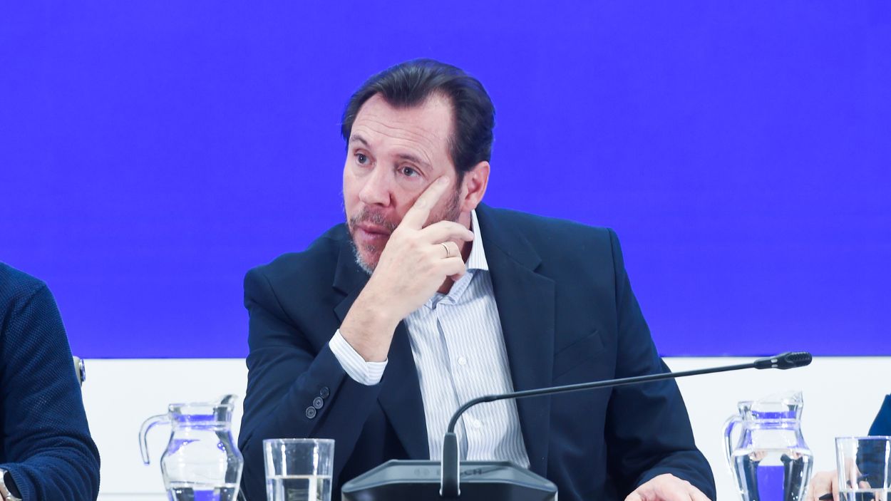 El ministro de Transportes y Movilidad Sostenible, Óscar Puente, en rueda de prensa tras el trágico accidente de Adamuz. EP.