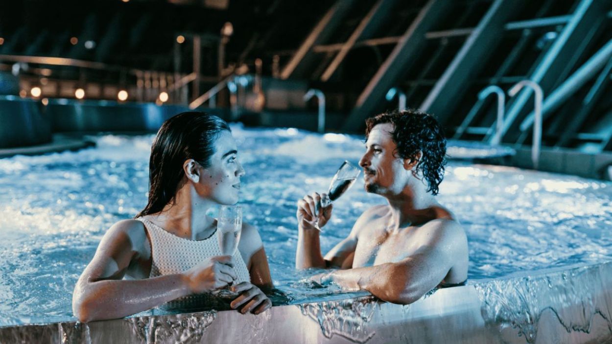 Una pareja, en una de las termas | Foto de Caldea