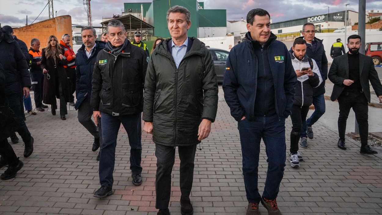 Presidente del PP, Alberto Núñez Feijóo, junto al presidente de la Junta de Andalucía, Juan Manuel Moreno Bonilla y el consejero de Sanidad y Emergencias, Antonio Sanz / EP