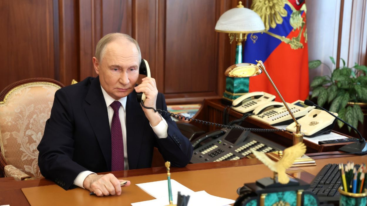 El presidente de Rusia, Vladimir Putin, mantiene una conversación telefónica desde el Kremlin en mayo de 2025. EP/Archivo.