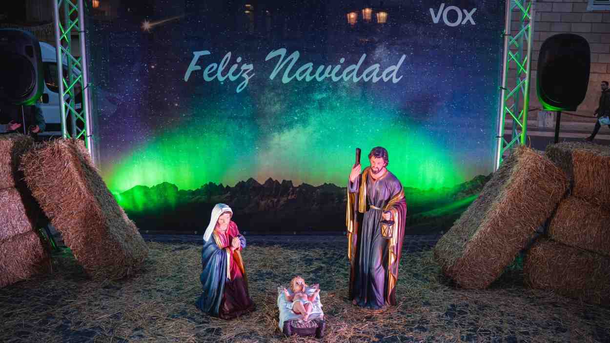 Imagen del belén navideño instalado por Vox en Barcelona para felicitar la Navidad solo a los católicos. EP.