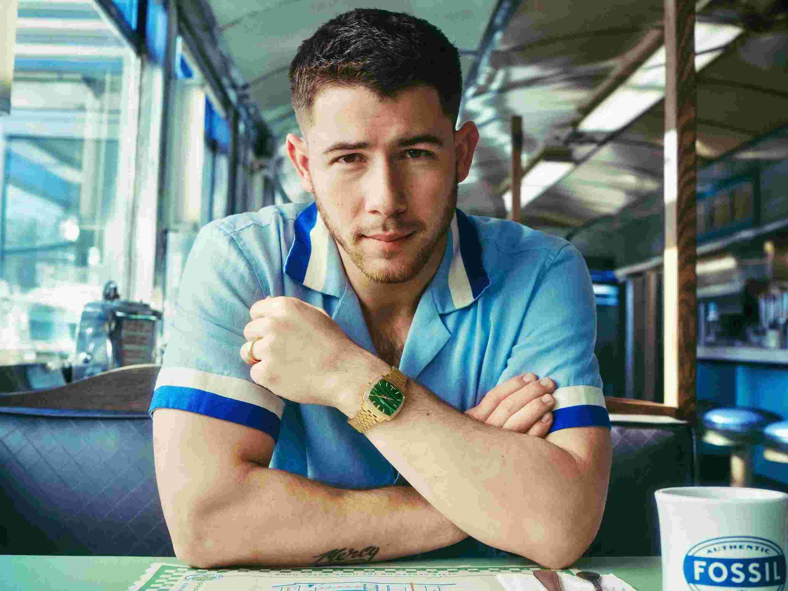 Nick Jonas con reloj Nick Jonas x Fossil Machine Luxe