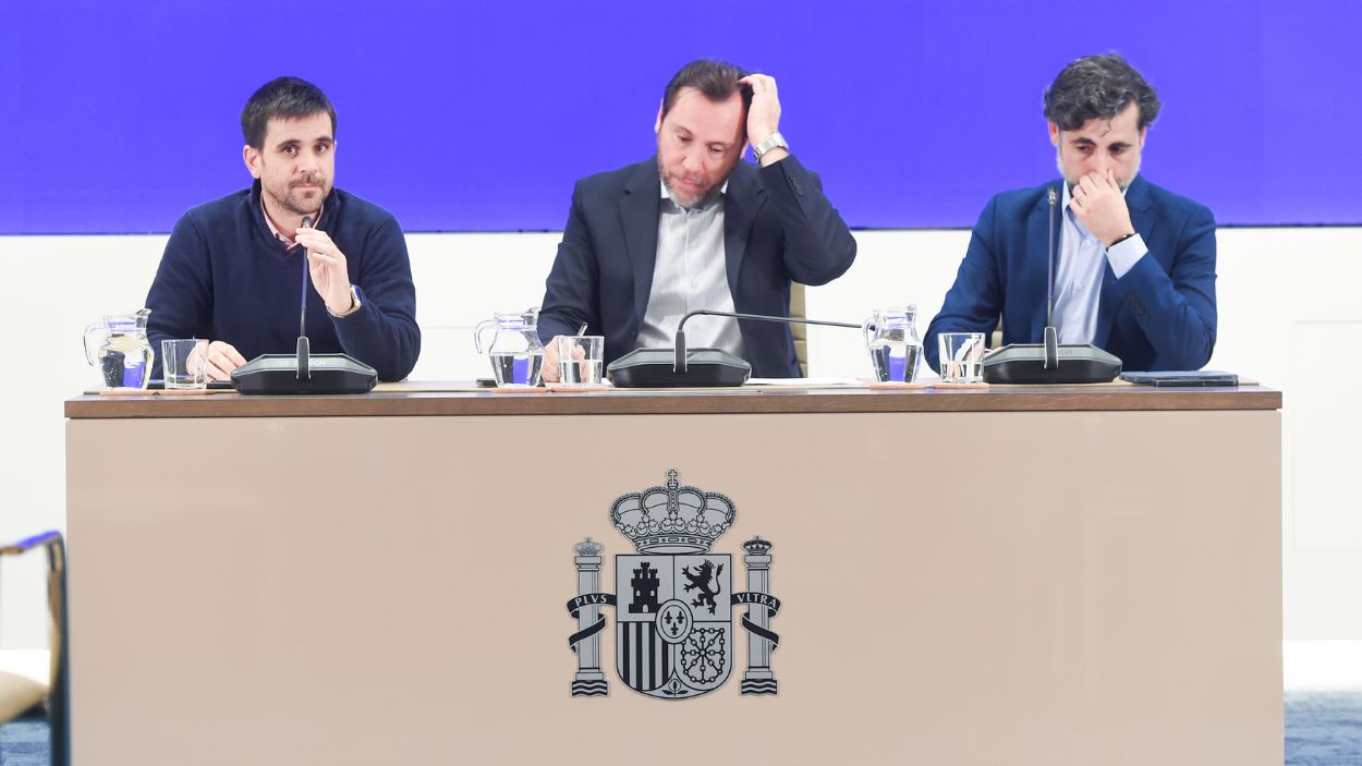 Rueda de prensa del ministro de Transportes, Óscar Puente, con representantes de Renfe y Adif. EP