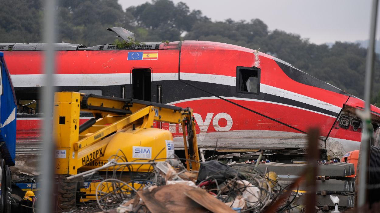 Imagen de los trabajos de rescate de los convoyes de trenes accidentados en la zona del suceso en Adamuz (Córdoba). EP.