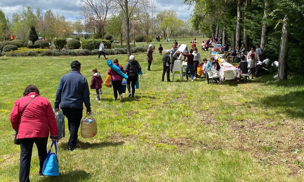 El Lunes de Aguas convierte parques y zonas verdes en puntos de encuentro para familias y cuadrillas. AYUNTAMIENTO DE GUIJUELO