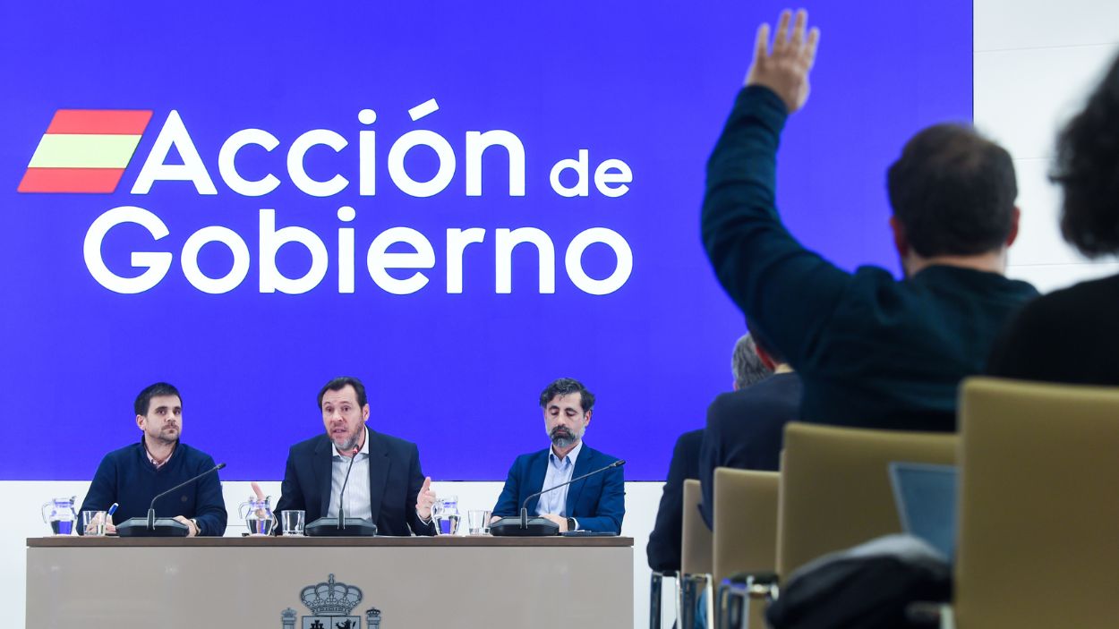 El ministro de Transportes, Óscar Puente, y directivos de Adif y Renfe en rueda de prensa. EP.