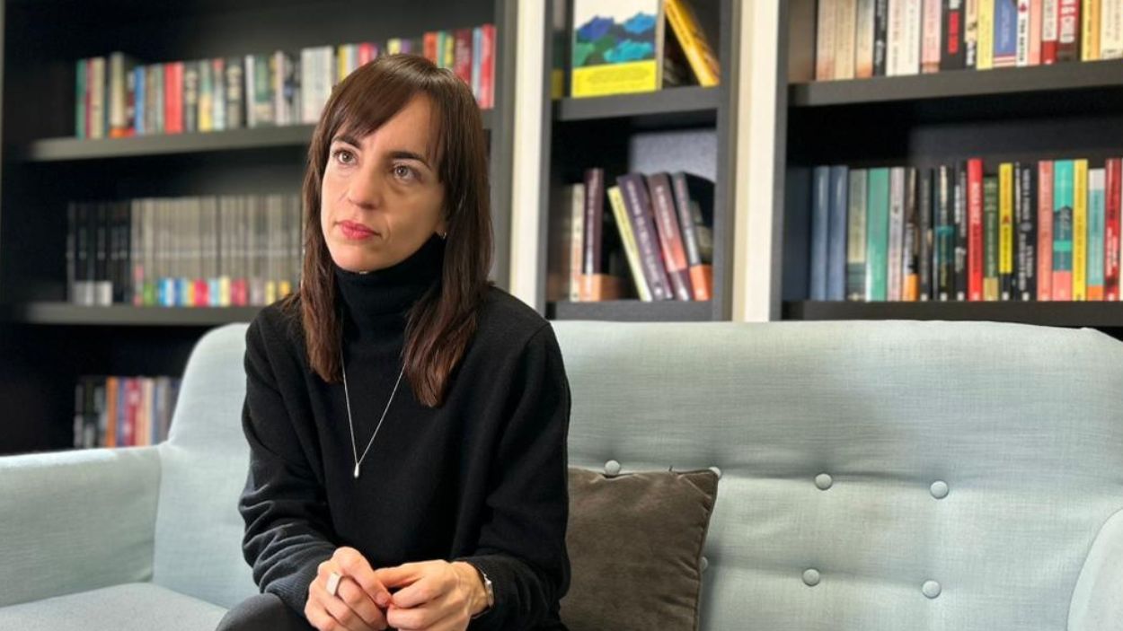 La escritora Marta Jiménez Serrano en una entrevista. Imagen: Juan Carlos Lozano / ElPlural.com.