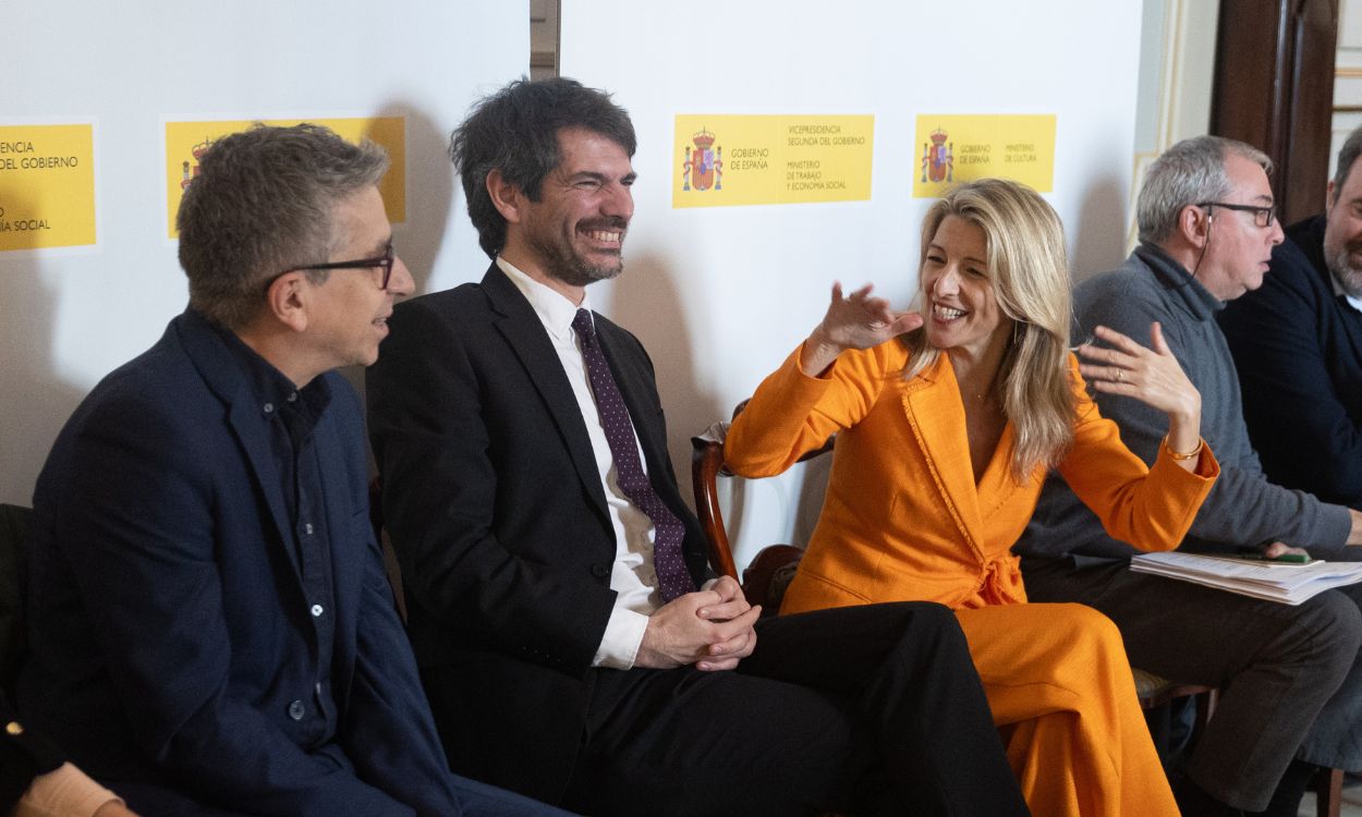 El ministro de Cultura, Ernest Urtasun, junto a la vicepresidenta segunda y ministra de Trabajo y Economía Social, Yolanda Díaz, con representantes del sector de las artes escénicas. EP