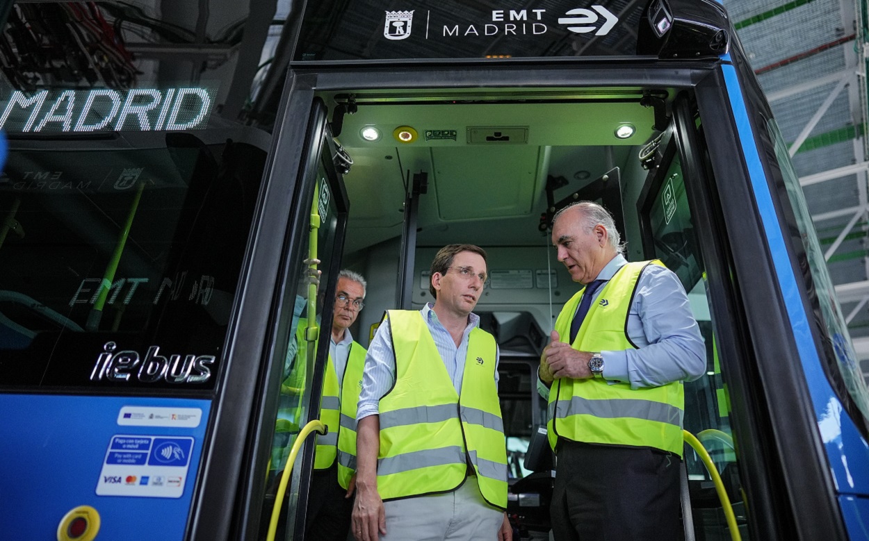 El alcalde de Madrid, José Luis Martínez Almeida, en la EMT