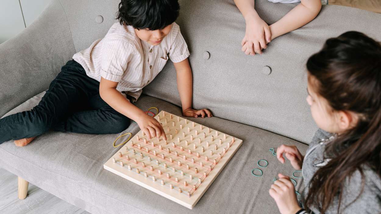 Jugar también educa: los juegos de mesa mejoran lectura, matemáticas y atención en niños