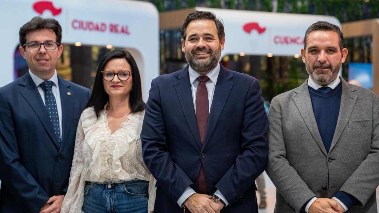 Paco Núñez, en Fitur, junto a varios miembros del PP. EP.