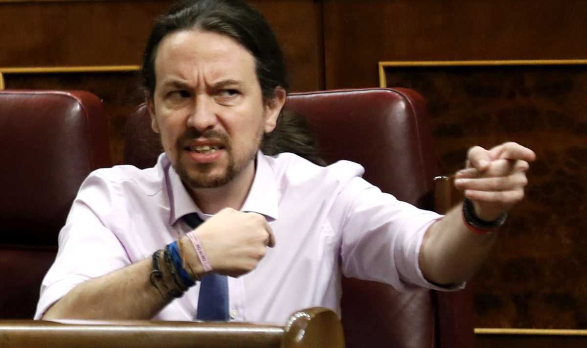 El líder de Podemos, Pablo Iglesias, se dirige a la bancada popular durante la sesión de control.