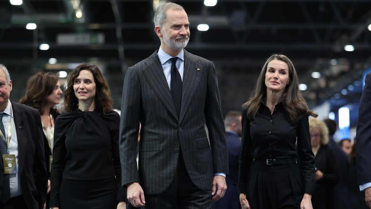 Don Felipe y doña Letizia, vestidos de negro, durante su visita en FITUR. EP 