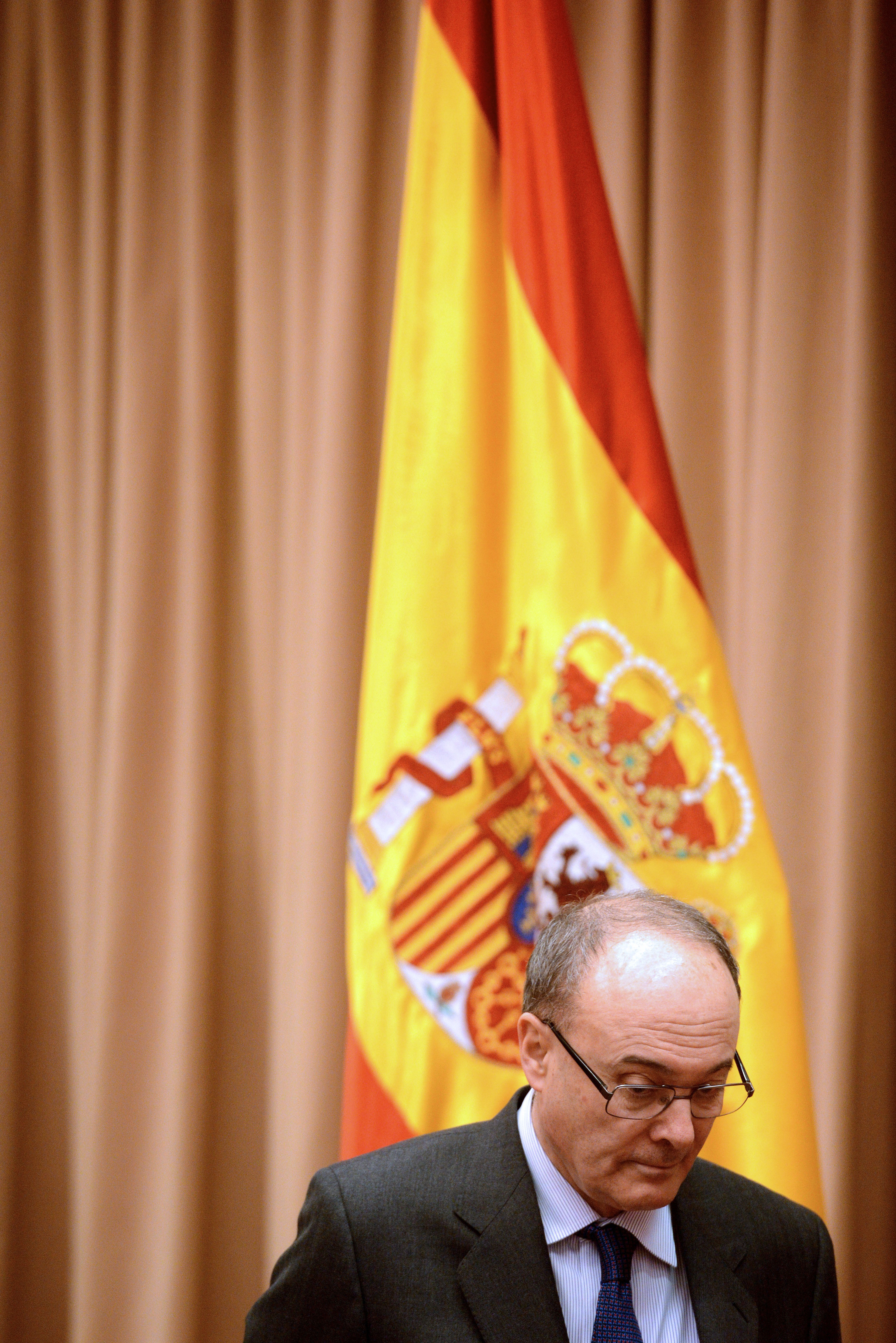 El gobernador del Banco de España, Luis María Linde, antes de comparecer en la Comisión de Seguimiento y Evaluación de los Acuerdos Pacto de Toledo, hoy en el Congreso.