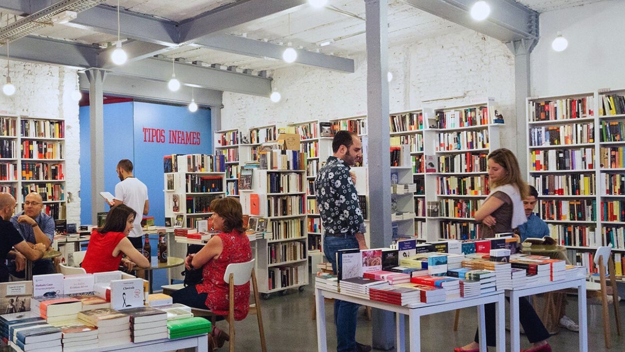 Lectores en la librería madrileña Tipos Infames en una imagen de archivo. EP.