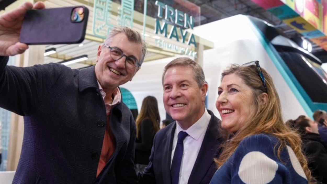 El presidente de Castilla-La Mancha durante su visita a Fitur. JCCM.