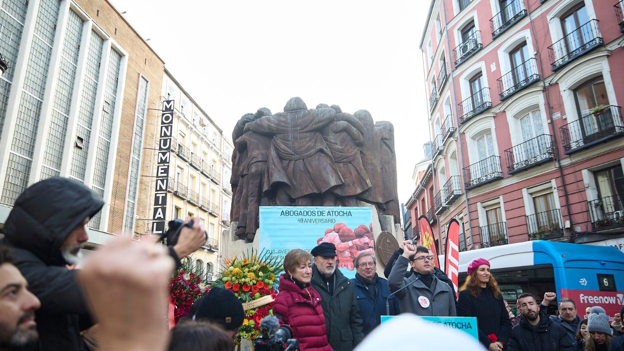 La ministra de Sanidad, Mónica García (d), el último superviviente del asesinato de los Abogados de Atocha, Alejandro Ruiz Huerta (2i), y la presidenta del Consejo General de la Abogacía Española,