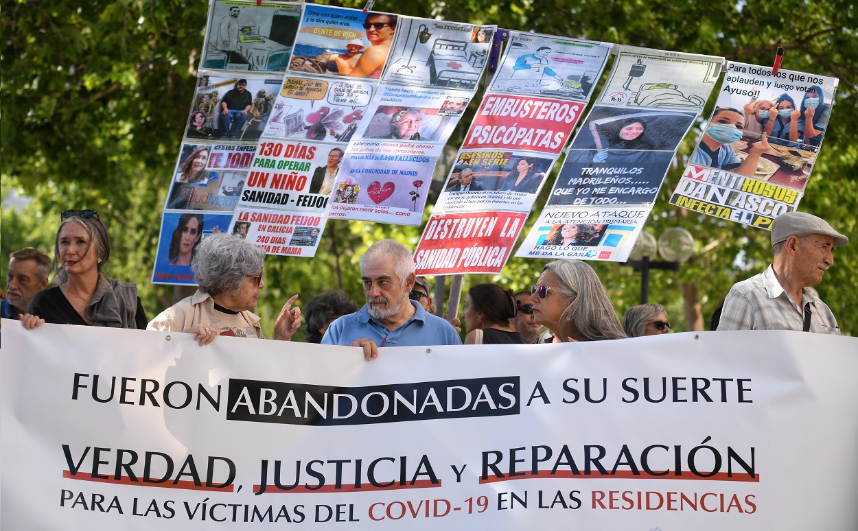 Varias personas se manifiestan contra la gestión de las residencias en la Comunidad de Madrid durante la pandemia del Covid-19. EP
