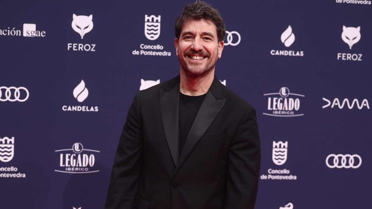 El actor Raúl Tejón, conocido por su papel en la serie de Netflix ‘Machos alfa’, posa en la alfombra roja de los Premios Feroz. EP