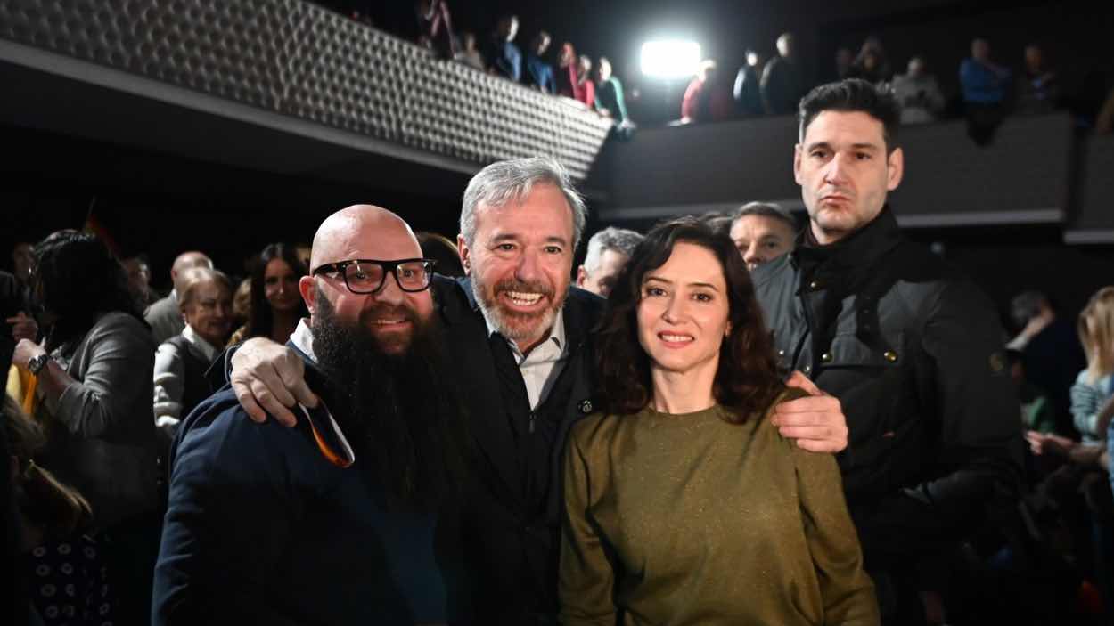 La presidenta de la Comunidad de Madrid, Isabel Díaz Ayuso, y el candidato del PP a la reelección a la Presidencia del Gobierno de Aragón, Jorge Azcón, intervienen en un acto de campaña electoral, en el cine Palafox. EP