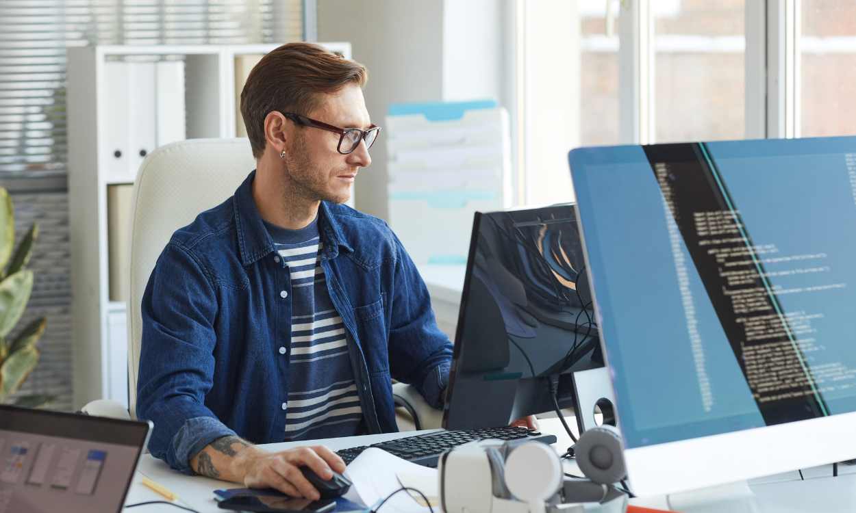 Cuatro futuros para el empleo en 2030: así va a redefinir la inteligencia artificial tu trabajo y el talento