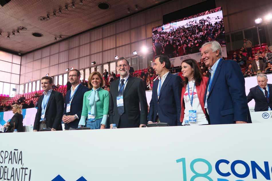 De izquierda a derecha, Pablo Casado, Javier Maroto, María Dolores de Cospedal, Mariano Rajoy, Fernando Martínez Maillo, Andrea Levy y Javier Arenas en la mesa central del 18 Congreso del PP