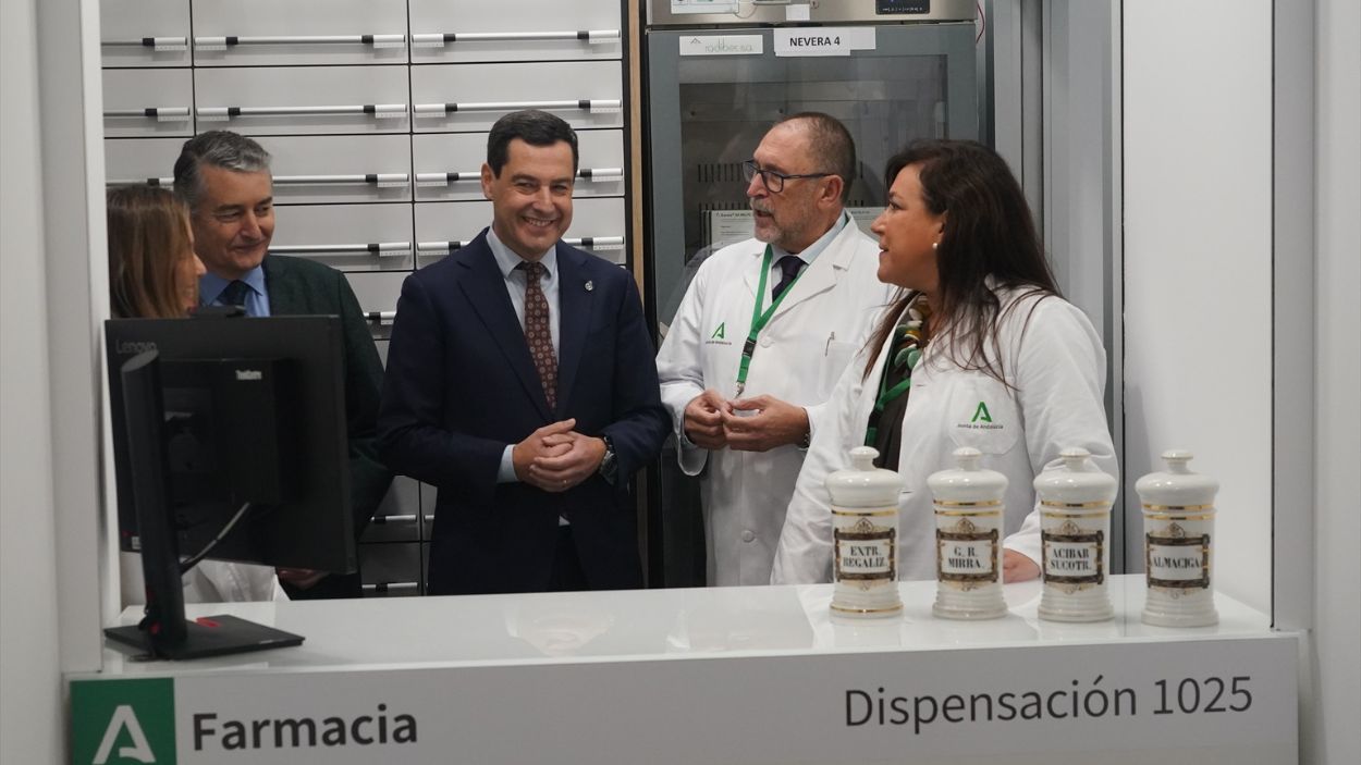 El presidente de la Junta de Andalucía, Juanma Moreno (c), y el consejero de Sanidad, Presidencia y Emergencias, Antonio Sanz (2i), visitan las instalaciones del nuevo centro de día oncohematológico del Hospital Universitario Virgen de la Victoria / EP