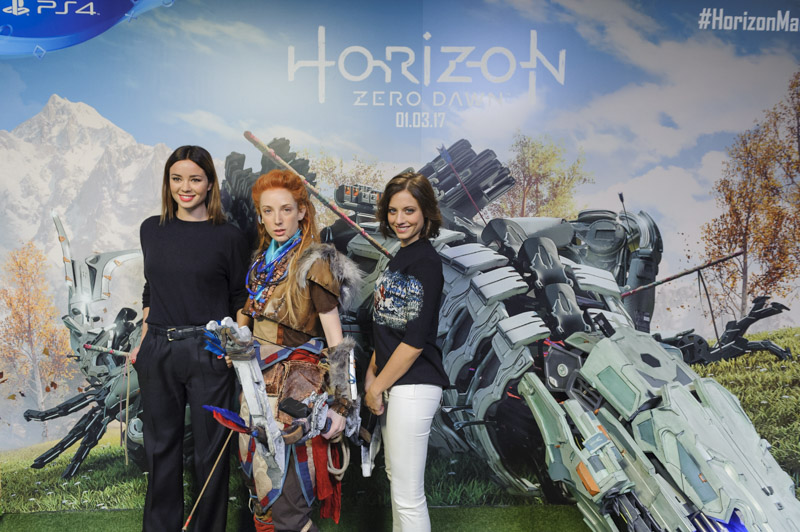 Dafne Fernández y Michelle Jenner posan junto a Aloy en versión carne y hueso en la presentación de 'Horizon Zero Dawn'.