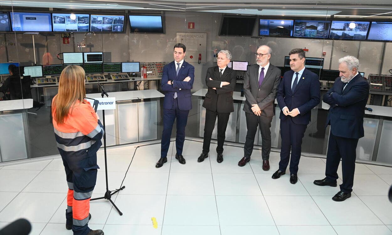 El lehendakari, Imanol Pradales, y el consejero de Industria, Transición Energética y Sostenibilidad, Mikel Jauregi, durante una visita a las instalaciones de Petronor, en Muskiz (Vizcaya). David de Haro / EP