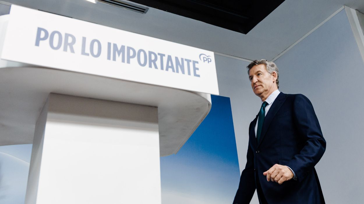 El presidente del Partido Popular, Alberto Núñez Feijóo, al comienzo de una rueda de prensa desde la sede en Génova. EP.