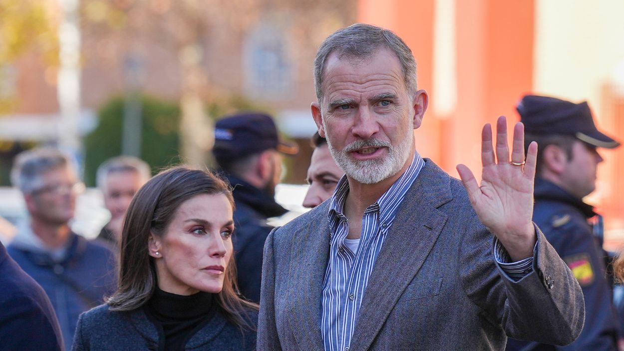 Los reyes Felipe VI y Letizia, a su llegada al Centro Cívico Poniente Sur de Córdoba en su visita a Adamuz por el accidente ferroviario. EP.