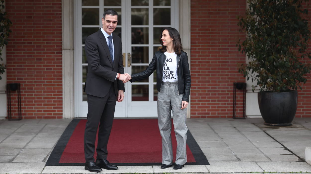 El presidente del Gobierno, Pedro Sánchez, y la secretaria general de Podemos, Ione Belarra, durante un encuentro en marzo de 2025. EP.