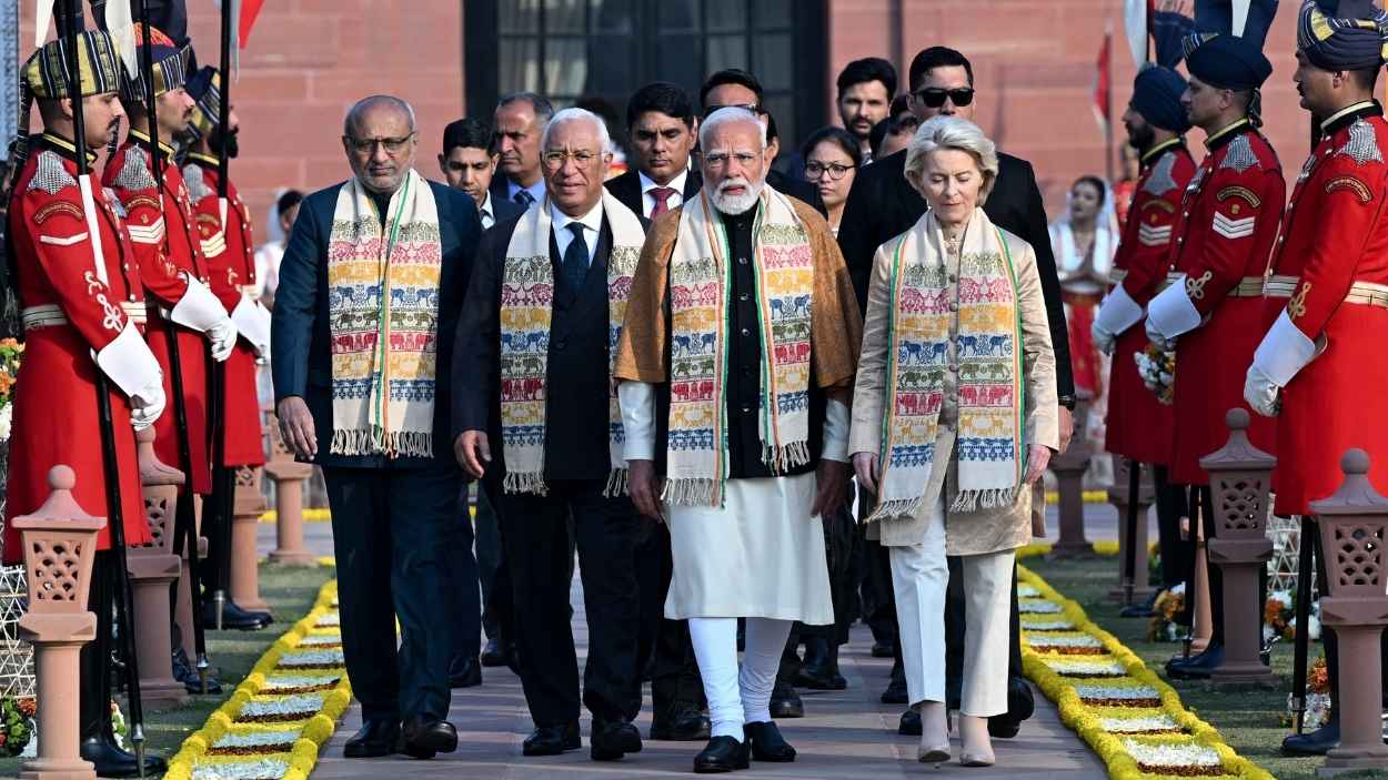 (De izq. a der.) La presidenta de la Comisión Europea, Ursula von der Leyen, el primer ministro indio, Narendra Modi, y el presidente de la Comisión Europea, Antonio Costa, llegan a las celebraciones del Día de la República de la India. EP.