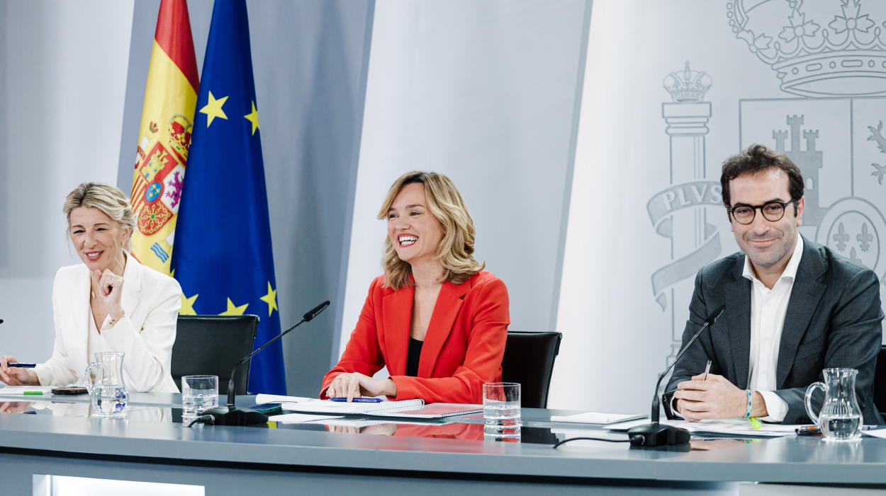 El paro cae por debajo de las dos cifra y el empleo despide 2025 por encima de los 22 millones de trabajadores. EP.