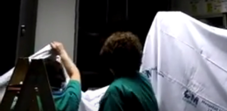 Trabajadoras del Hospital 12 de Octubre intentan proteger los equipos tras la rotura de una tubería