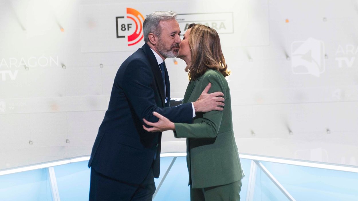 Pilar Alegría y Jorge Azcón, en el plató del cara a cara electoral en la televisión pública de Aragón. EP
